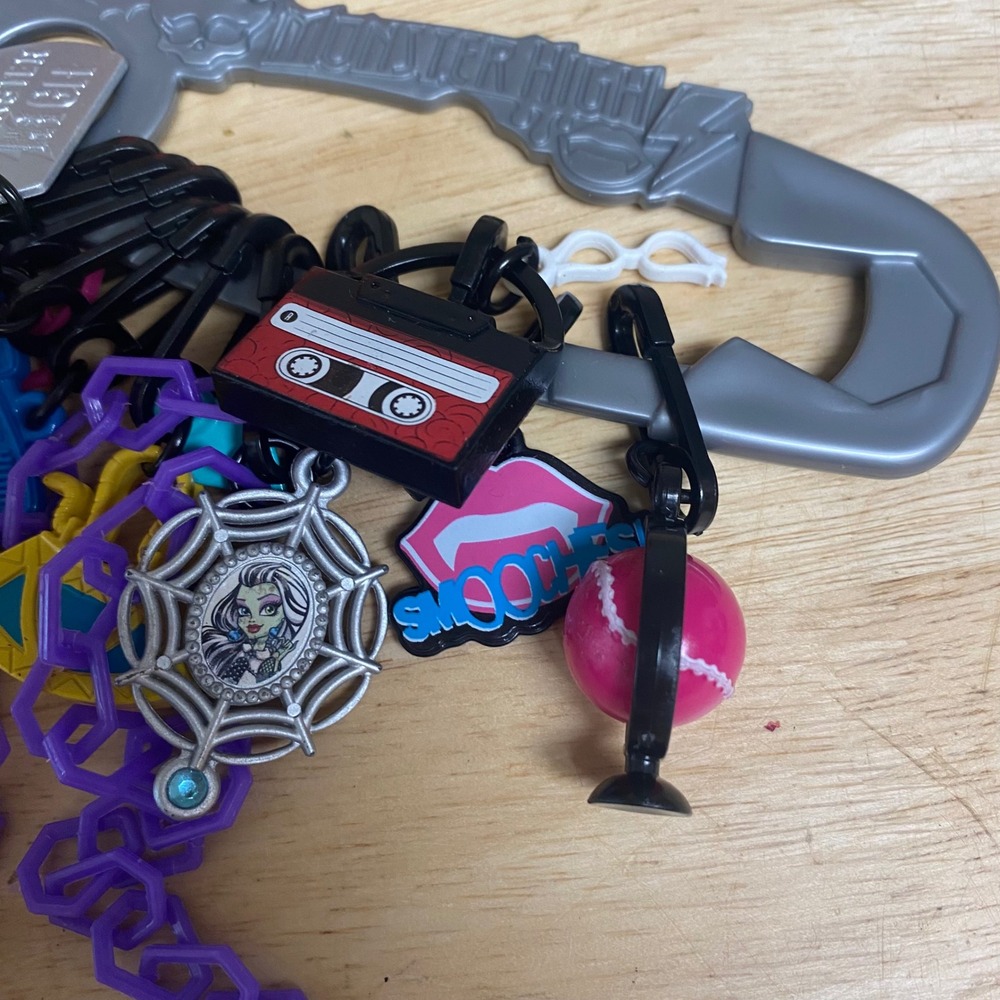 Monster High Ghouls Got Charms Keychain Necklace Set Carabiner 9 Charms Chains - Picture 6 of 6